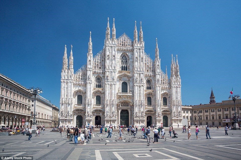 Thánh đường Milan (Duomo), Milan, Italy: Từ nóc thánh đường, du khách có thể chiêm ngưỡng công trình kiến trúc tuyệt đẹp này. Với phong cách Gothic, thánh đường Milan được hoàn thiện trong 6 thế kỷ.